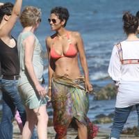 Halle Berry spends her 45th birthday on Malibu Beach photos | Picture 59753